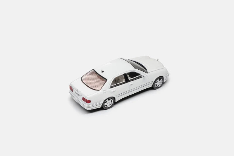 Maxwell Model 1:64-Mercedes-Benz E320 w210 White  MW640036