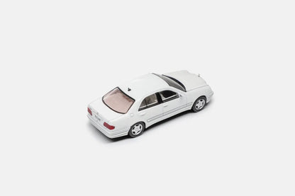 Maxwell Model 1:64-Mercedes-Benz E320 w210 White  MW640036