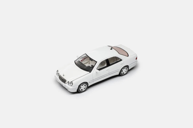 Maxwell Model 1:64-Mercedes-Benz E320 w210 White  MW640036