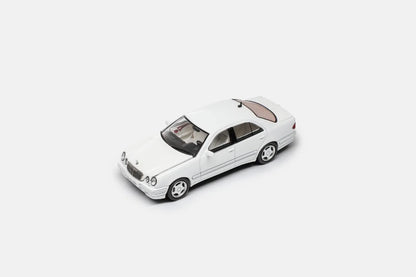 Maxwell Model 1:64-Mercedes-Benz E320 w210 White  MW640036