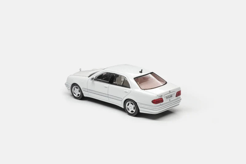 Maxwell Model 1:64-Mercedes-Benz E320 w210 White  MW640036