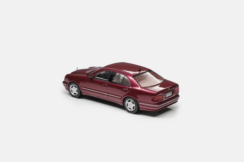 Maxwell Model 1:64-Mercedes-Benz E320 w210 Red  MW640034
