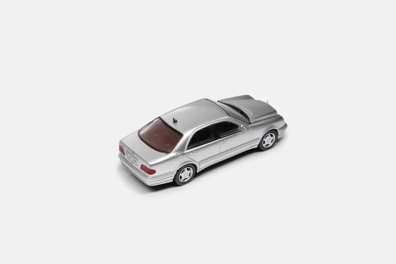 Maxwell Model 1:64-Mercedes-Benz e230 w210 Silver  MW640033