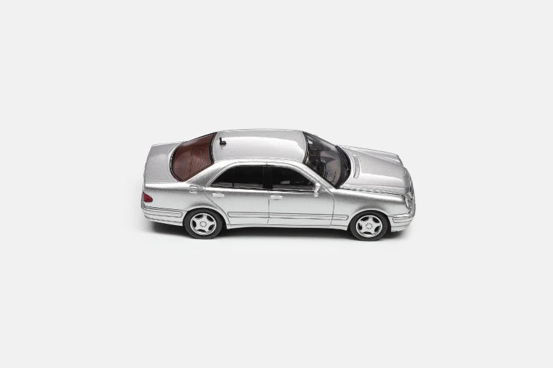 Maxwell Model 1:64-Mercedes-Benz e230 w210 Silver  MW640033