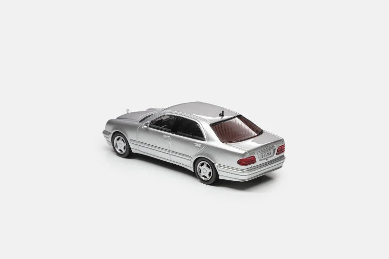 Maxwell Model 1:64-Mercedes-Benz e230 w210 Silver  MW640033