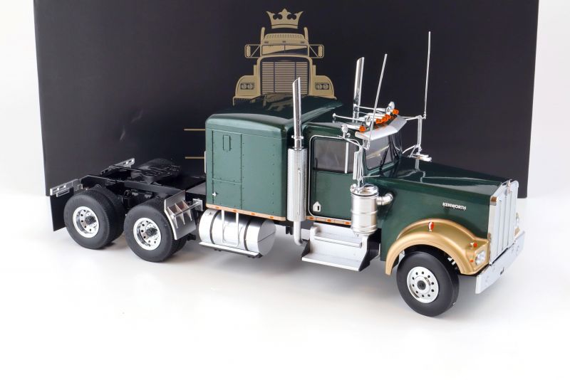 Kenworth W900 (darkgreen-metallic/gold metallic)1:18 *Voir Note-*See Note