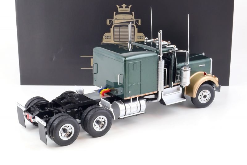 Kenworth W900 (darkgreen-metallic/gold metallic)1:18 *Voir Note-*See Note