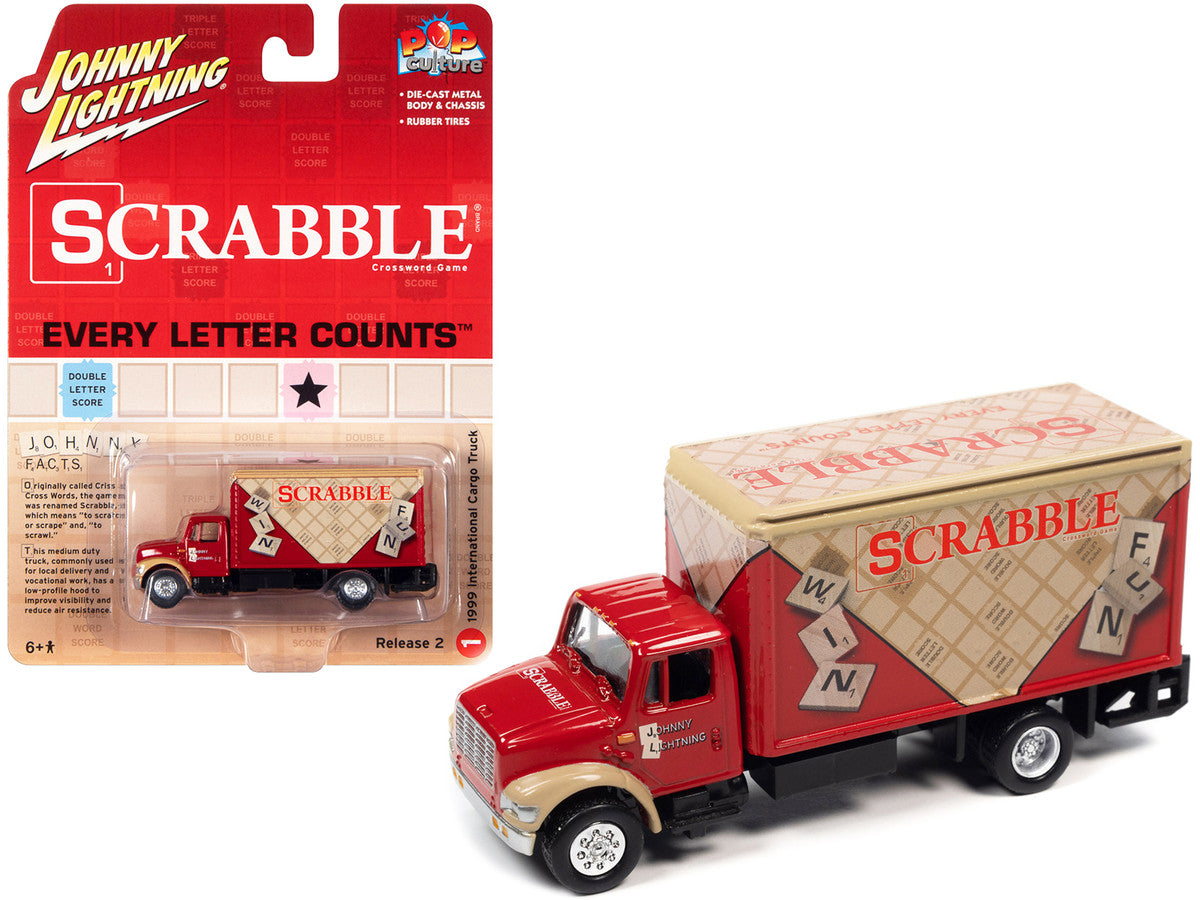 Johnny Lightning Pop Culture Release 2 Scrabble 1999 International Cargo Truck – Rouge avec graphiques – JLPC007-JLSP257