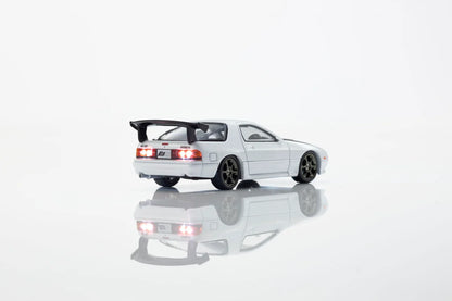 (PRE-ORDER 2027) Kyosho 1:64 Initial D Mazda Savanna RX-7 (FC3S) – Compatible MOTN – Édition limitée – 07133LC
