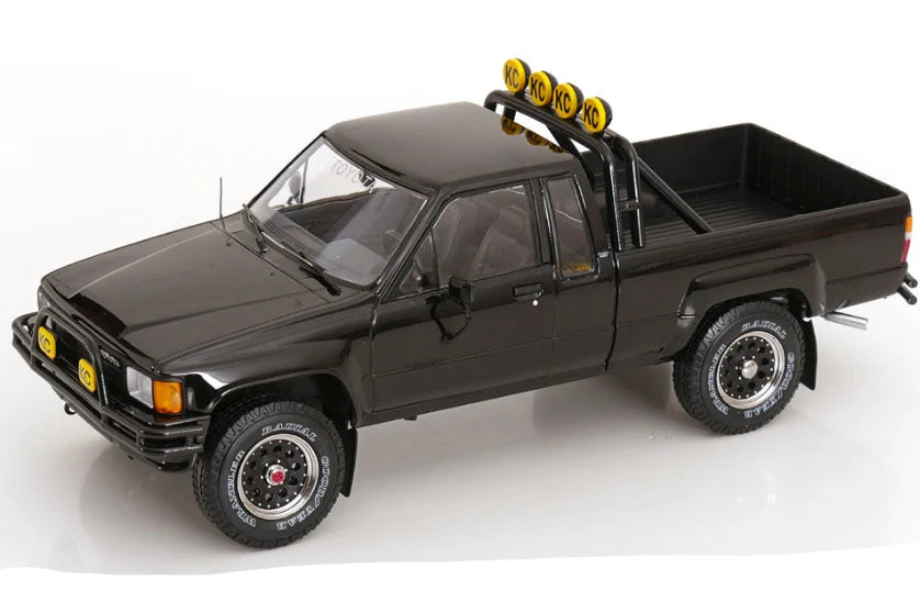 (PRE-ORDER: OCTOBER 2026) KK Scale 1:18 1985 Toyota Hilux SR5 Xtra Cab 4x4 – Back to the Future (1985) + Marty McFly Figure Bundle – KKDC181561-KKFIG024