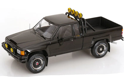 (PRE-ORDER: OCTOBER 2026) KK Scale 1:18 1985 Toyota Hilux SR5 Xtra Cab 4x4 – Back to the Future (1985) + Marty McFly Figure Bundle – KKDC181561-KKFIG024