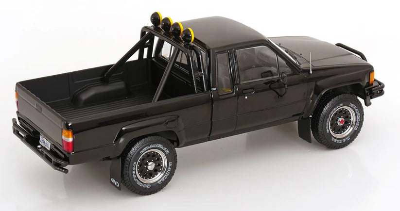 (PRE-ORDER: OCTOBER 2026) KK Scale 1:18 1985 Toyota Hilux SR5 Xtra Cab 4x4 – Back to the Future (1985) + Marty McFly Figure Bundle – KKDC181561-KKFIG024
