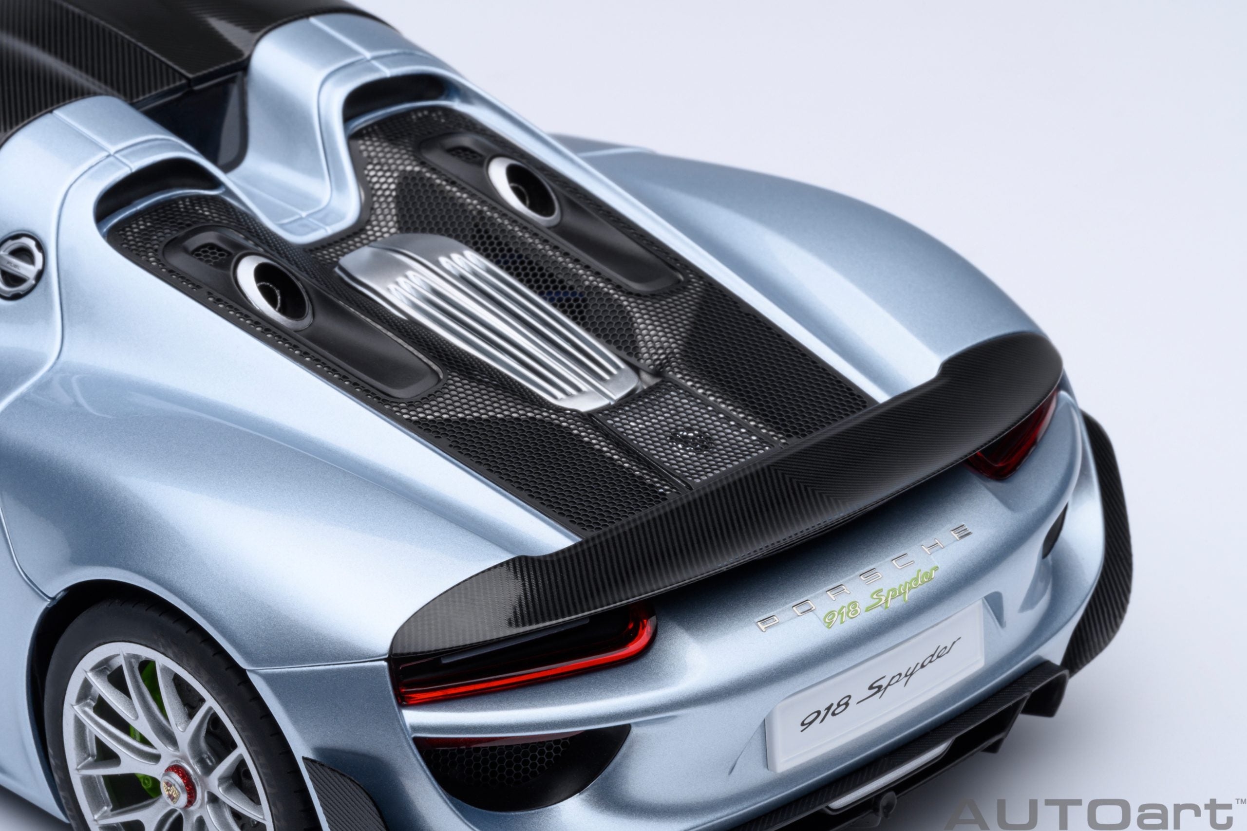 Porsche 918 Spyder Weissach Package (Liquid Metal Chrome Blue)