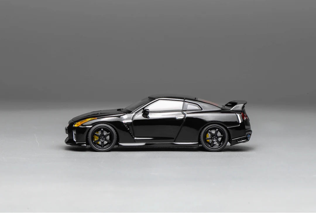 Motorhelix 1/64 - Nissan GT-R (R35) Meteor Pearl Black w/Carbon Top - M63517