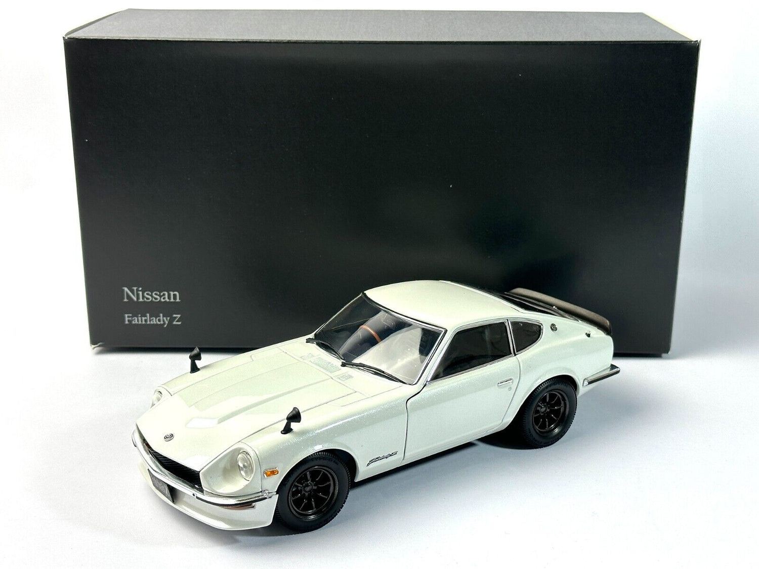 NISSAN Fairlady Z-L 1970 S30 (White Pearl)