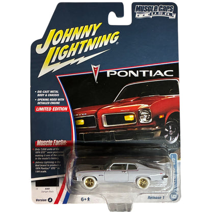 **VOIR NOTE** CHASE CAR 1974 Pontiac GTO – Johnny Lightning Muscle Cars USA 1:64 – JLSP386/24A-CHASE
