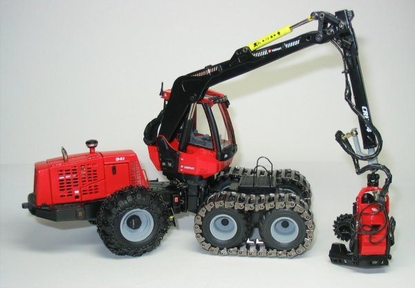 VALMET 941 KOMATSU FORESTRY HARVESTER WITH HEAD (Échelle-Scale 1:50)