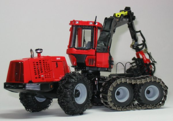 VALMET 941 KOMATSU FORESTRY HARVESTER WITH HEAD (Échelle-Scale 1:50)