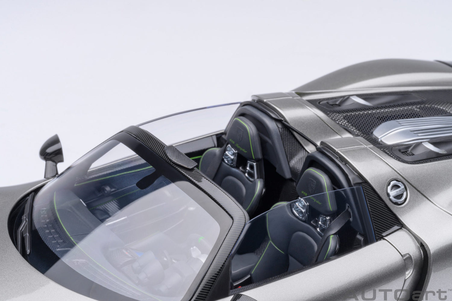 Porsche 918 Spyder Weissach Package (Liquid Metal Silver)