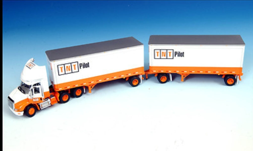 "TNT-PILOT" INTERNATIONAL 8600 DAY CAB WITH TWIN PUPS in 1/64