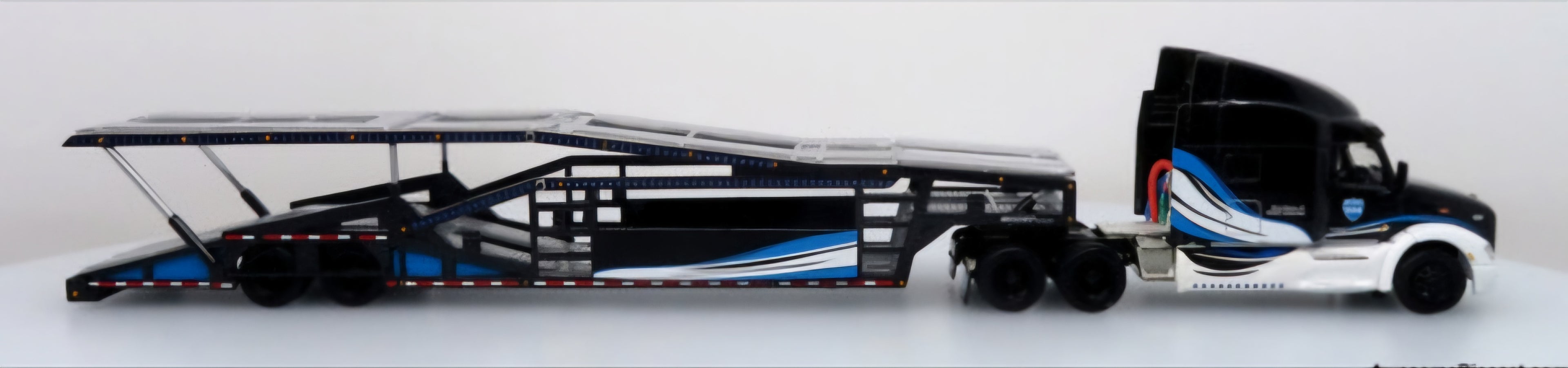 Peterbilt 579 w/ Car Hauler: Car Carriers 1:64