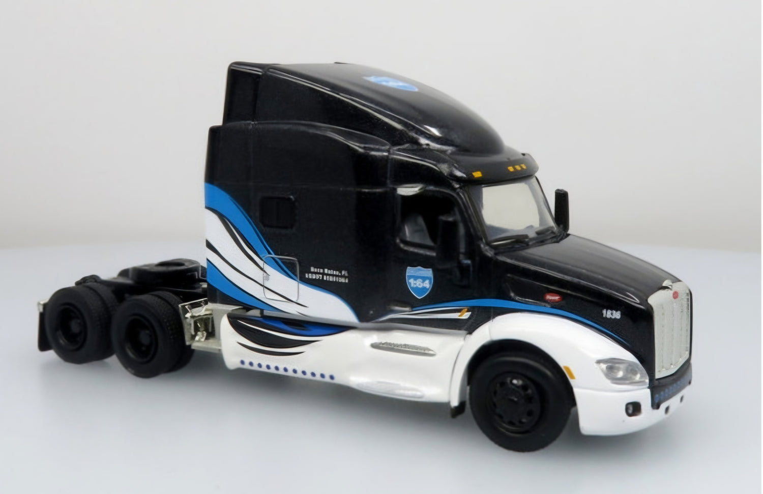 Peterbilt 579 w/ Car Hauler: Car Carriers 1:64