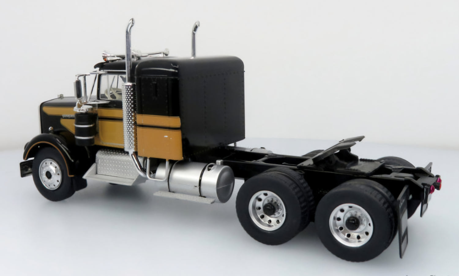 (PRE-ORDER NOV. 2024)) 1977 Kenworth W900A w/ Trailer: Bandit Trucking 1:43 (Limit un par client-Limit one per client)