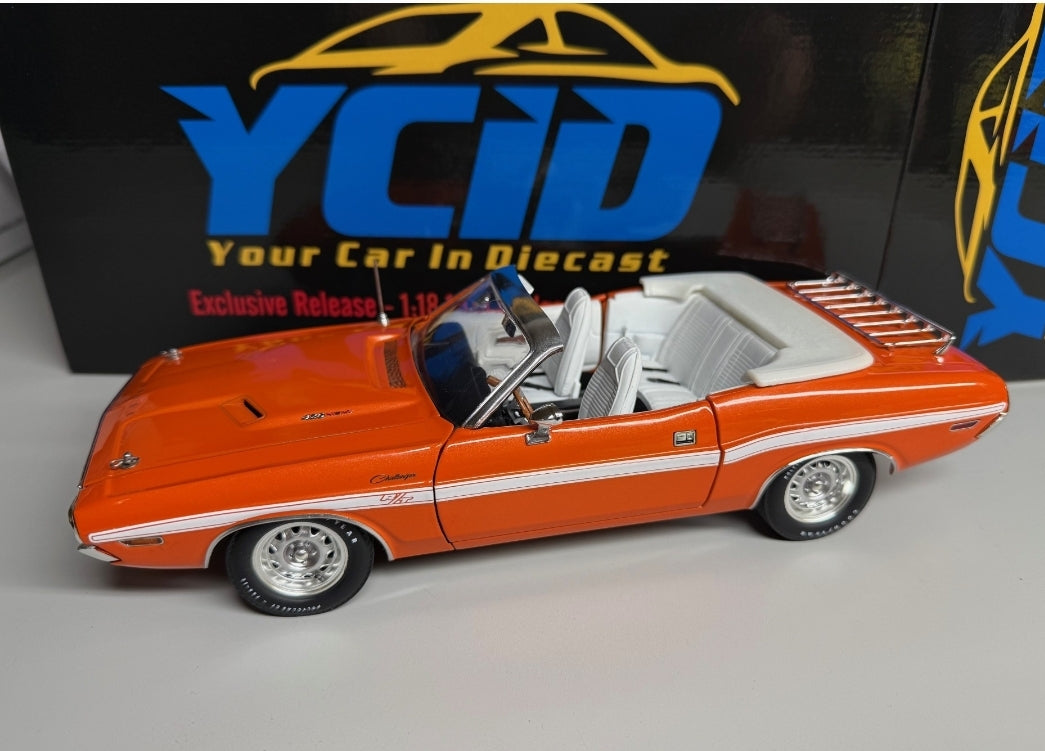 (PRE-ORDER Q2, 2025) 1971 Dodge Challenger, Orange, Intérieur Blanc/Décapotable Stripe Blanc- (Orange, White interior/Convertible with White stripes (Limitée à 24 unités-Limited to 24 units)