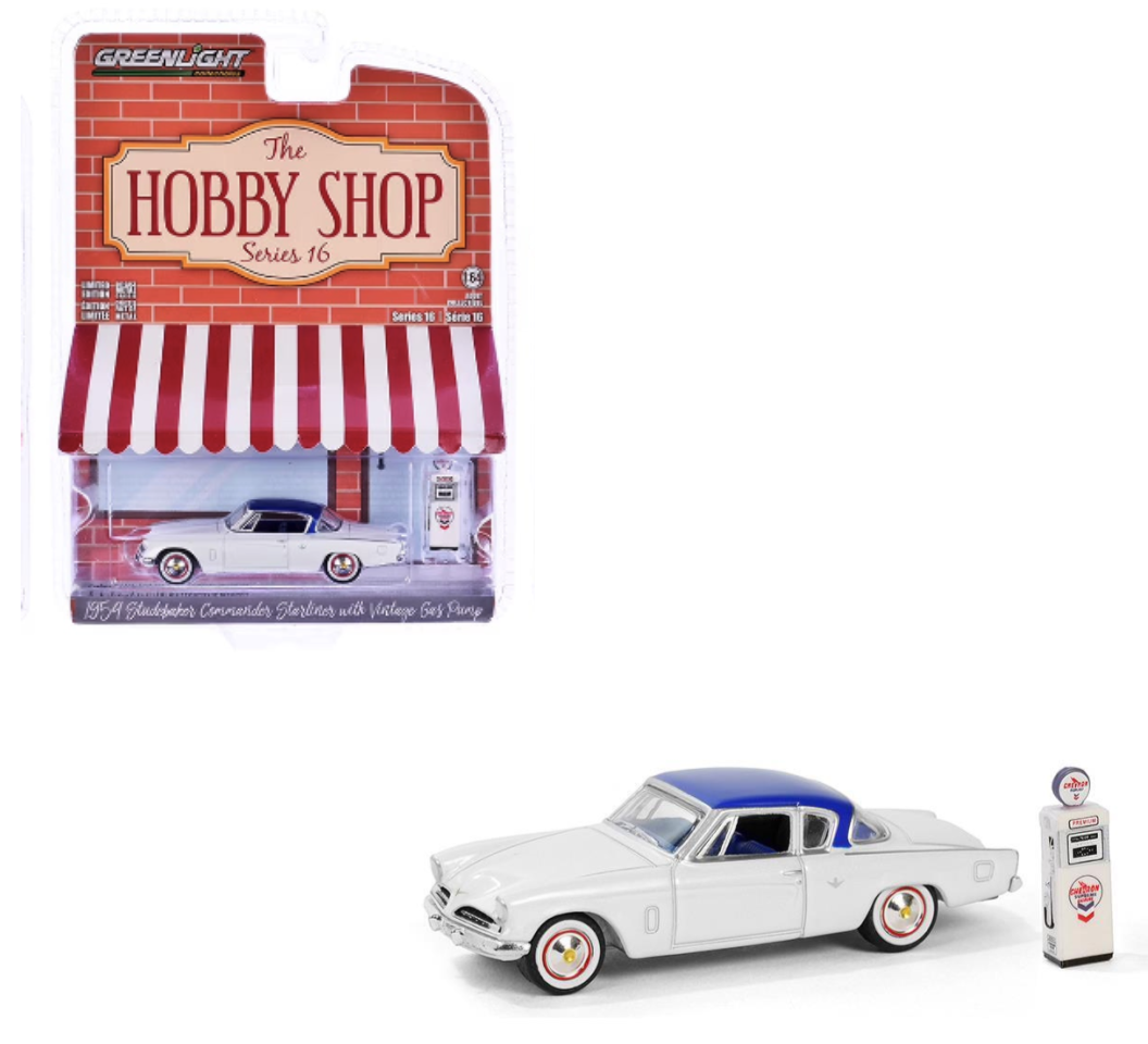 GreenLight 1:64 The Hobby Shop Série 16 – Studebaker Commander Starliner 1954 avec pompe à essence Vintage Wayne 505 – Chevron Supreme – GL97160-B