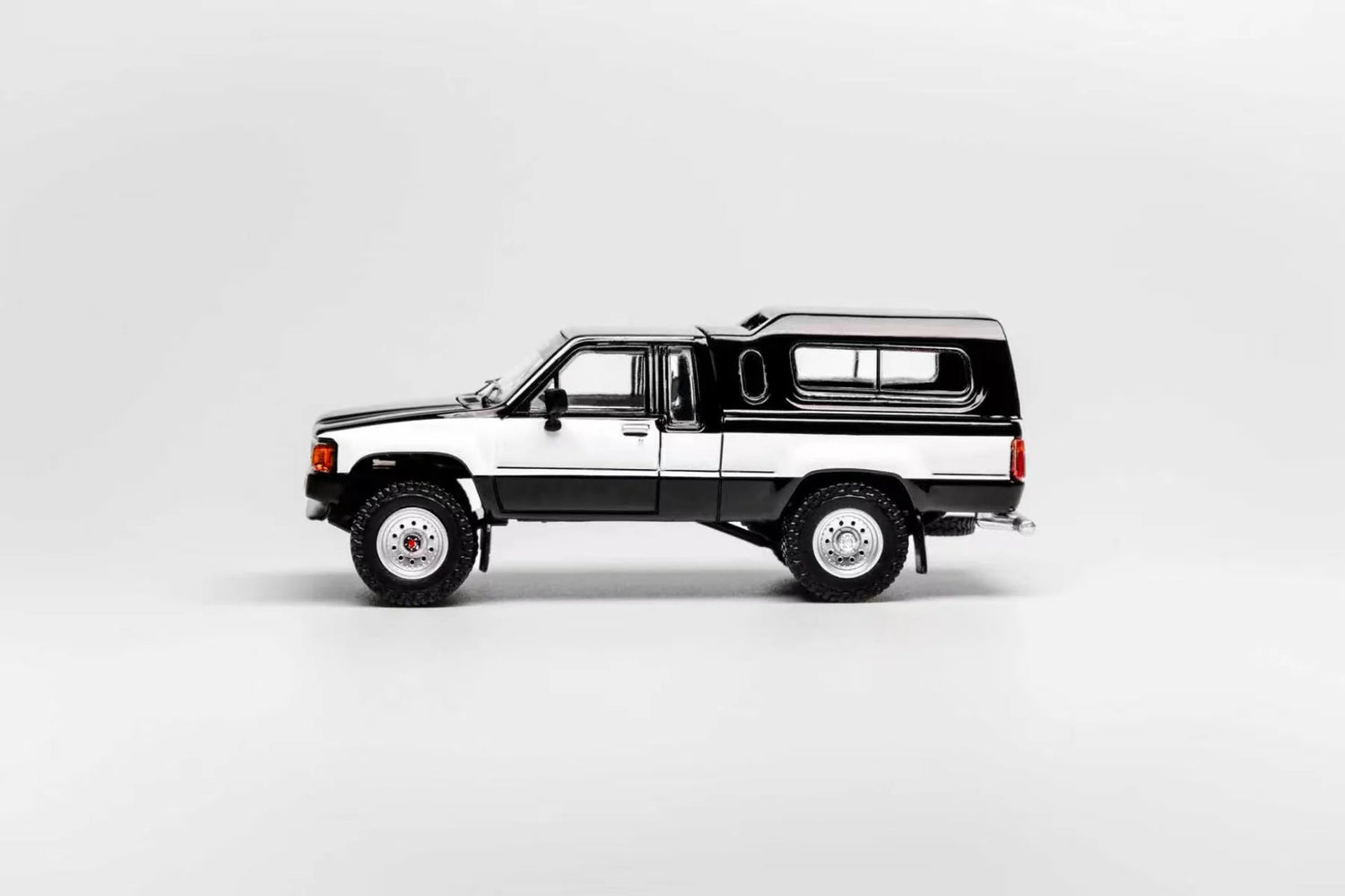 GCD 1:64 1985 Toyota Hilux SR5 Xtra Cab Black (LHD) – KS-087-641