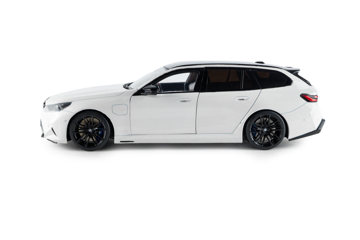2025 BMW M5 Touring Alpine White Solid – Solido 1:18 – S1814802
