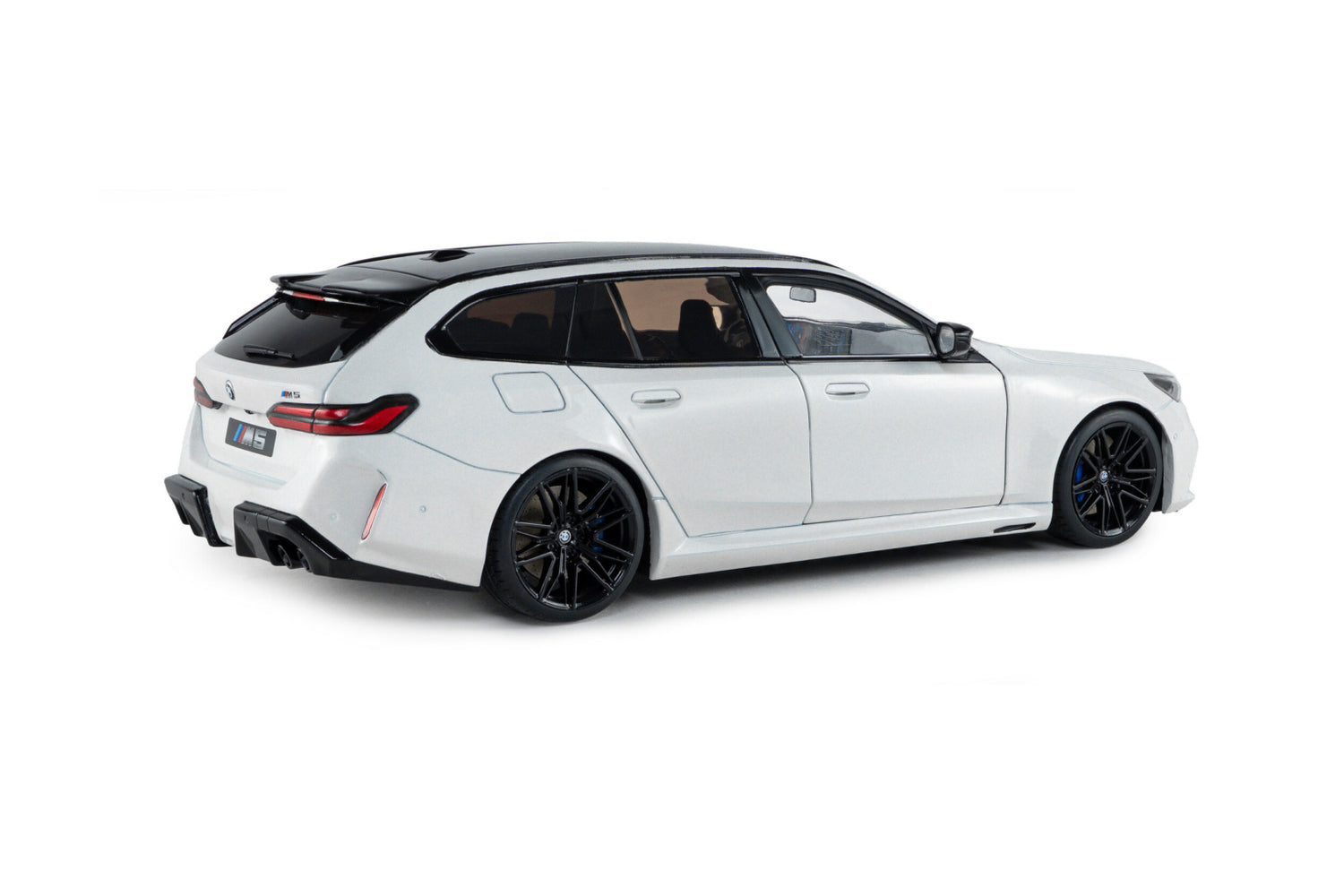 2025 BMW M5 Touring Alpine White Solid – Solido 1:18 – S1814802