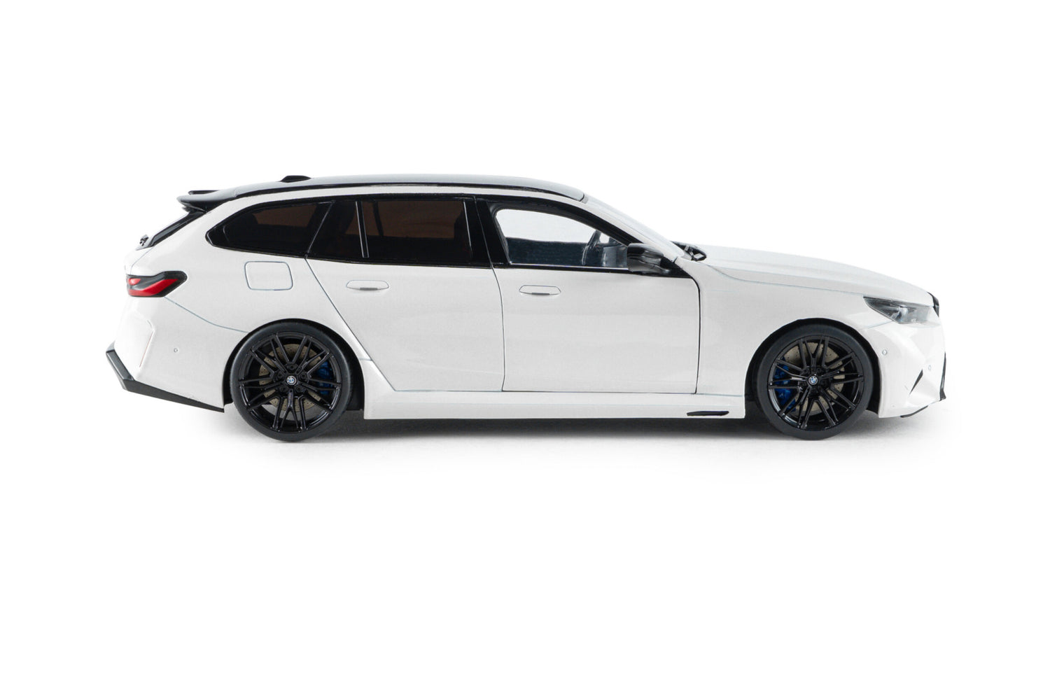 2025 BMW M5 Touring Alpine White Solid – Solido 1:18 – S1814802