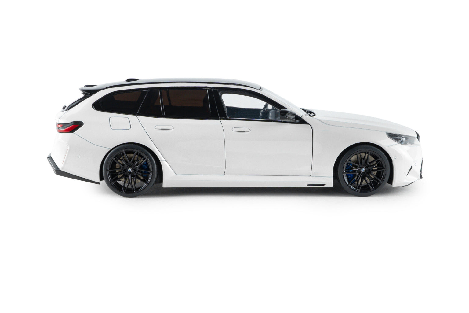 2025 BMW M5 Touring Alpine White Solid – Solido 1:18 – S1814802