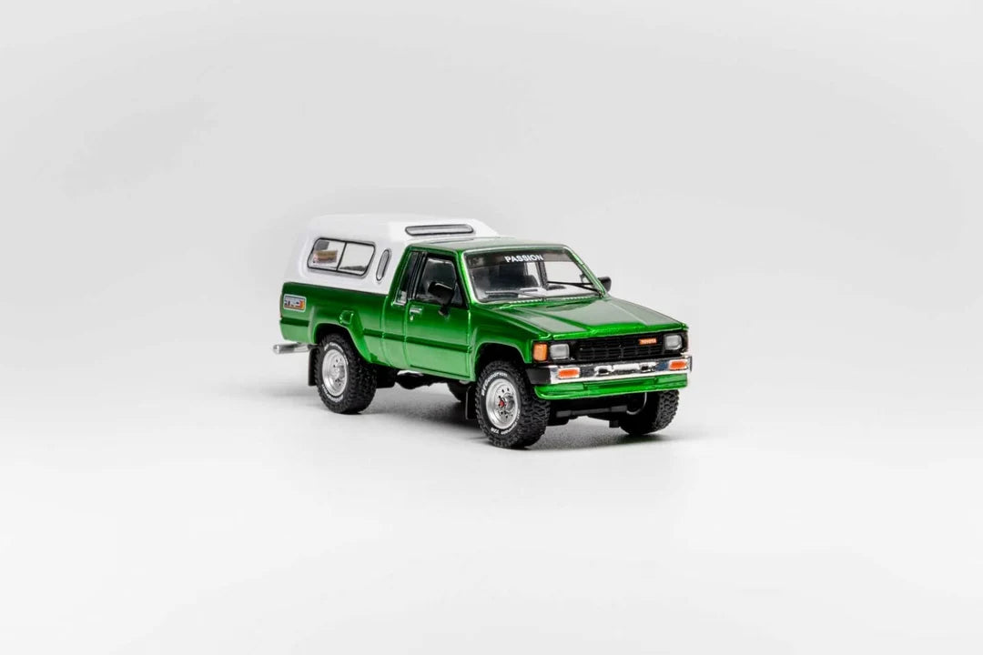 GCD 1:64 Toyota Hilux SR5 Xtra Cab 1985 Vert (LHD) – KS-087-643