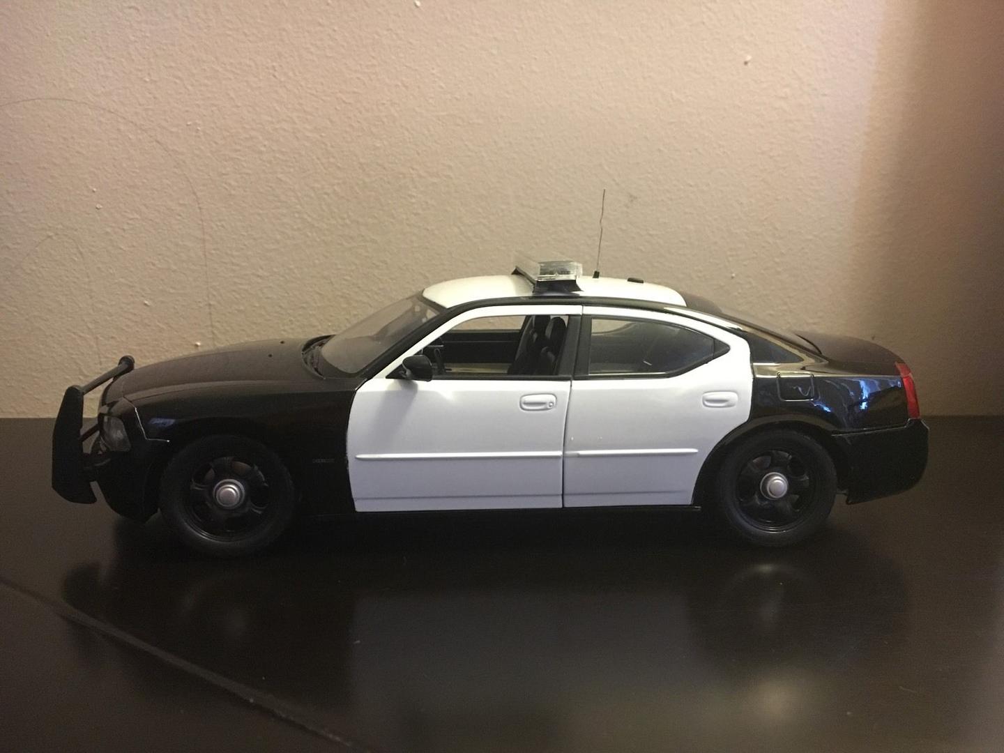 2006 DODGE CHARGER R/T HEMI UNMARKED POLICE (BLACK AND WHITE) (Échelle-Scale 1:18)