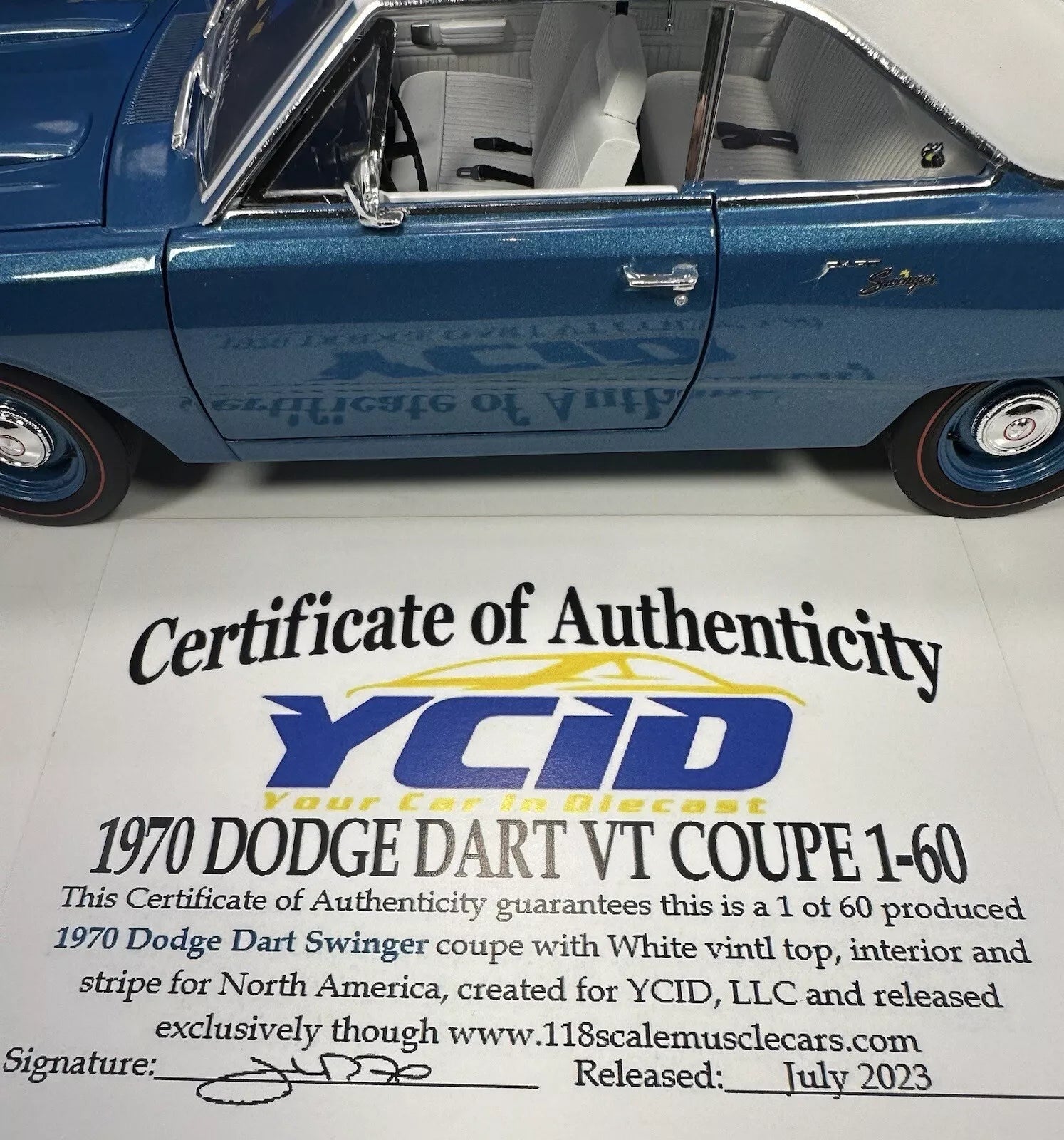 1970 DODGE DART SWINGER Vinyl Top/White Stripe (Limitée à 60 unités seulement-Limited to 60 units only)