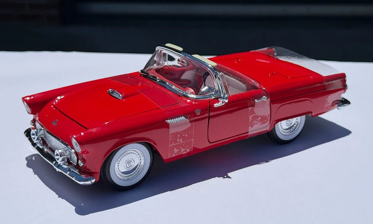 Lucky Diecast – Ford Thunderbird 1955 – Rouge – 1:18 – 92068R
