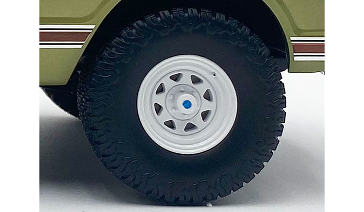 33 inch White Wagon Wheel &amp; Tire Set 1/18