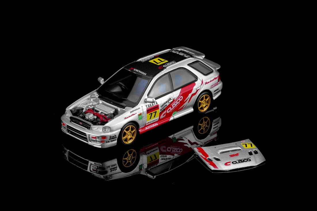 (PRE-ORDER 2026) Subaru Impreza Wagon WRX STi Version VI livrée CUSCO argent – MOTORHELIX 1:64 M67109