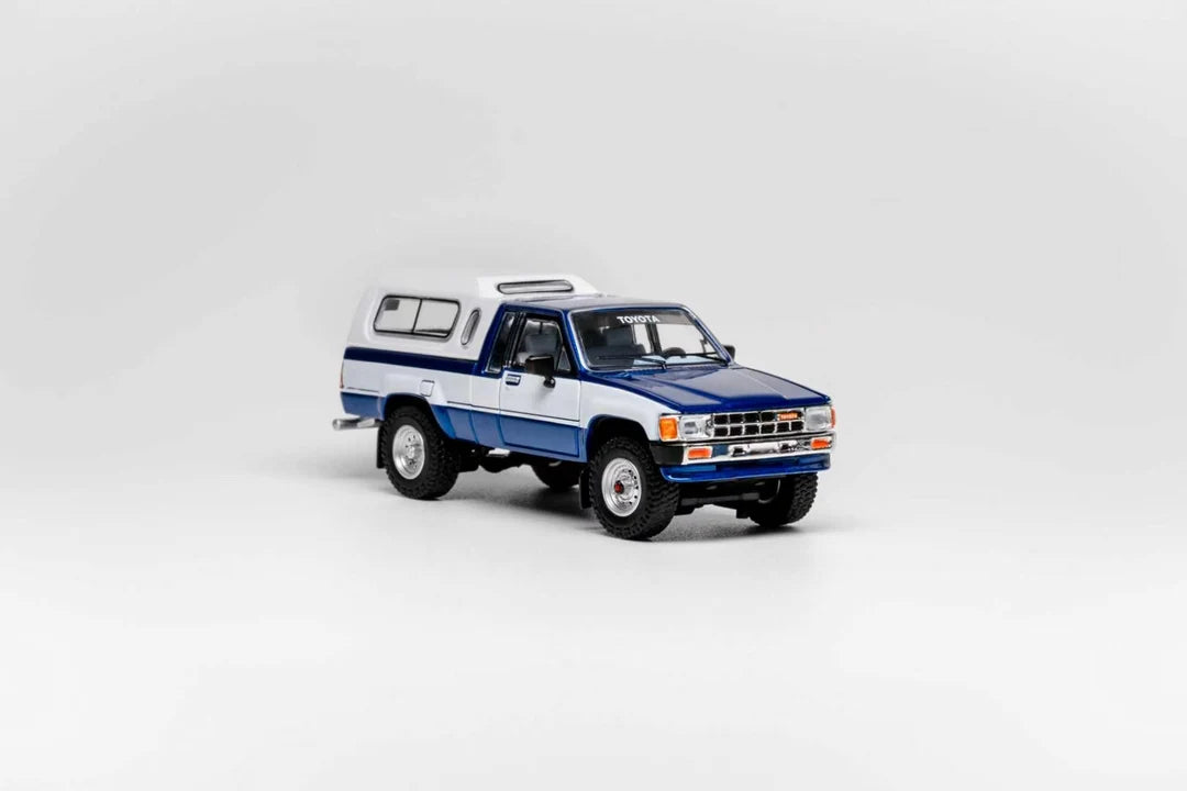 GCD 1:64 Toyota Hilux SR5 Xtra Cab 1985 Bleu (LHD) – KS-087-642