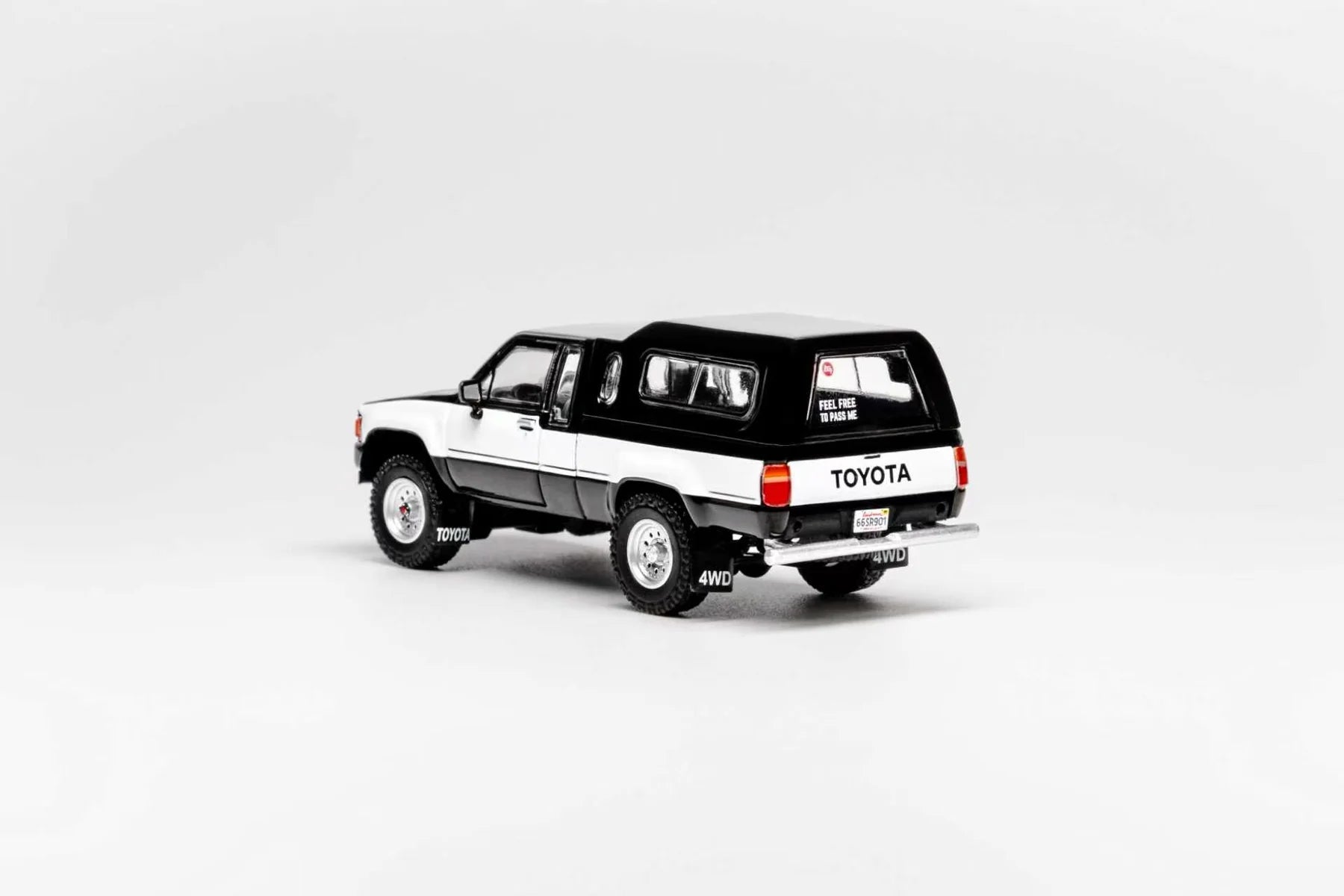 GCD 1:64 1985 Toyota Hilux SR5 Xtra Cab Black (LHD) – KS-087-641