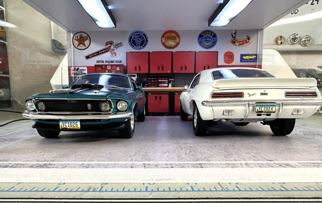 Muscle Car Garage Diorama 1:18