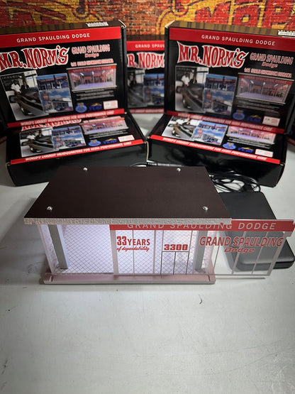 (Échelle-Scale 1:64 Diorama) YCID-Mr. Norms Grand Spaulding Dodge Dealership Showroom