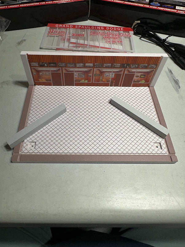 (Échelle-Scale 1:64 Diorama) YCID-Mr. Norms Grand Spaulding Dodge Dealership Showroom