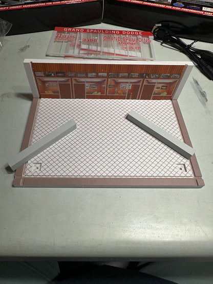 (Échelle-Scale 1:64 Diorama) YCID-Mr. Norms Grand Spaulding Dodge Dealership Showroom