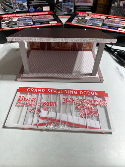 (Échelle-Scale 1:64 Diorama) YCID-Mr. Norms Grand Spaulding Dodge Dealership Showroom