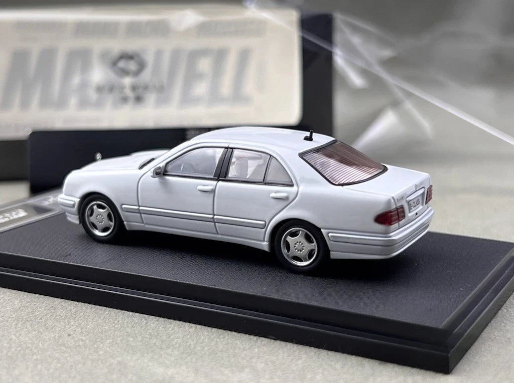 Maxwell Model 1:64-Mercedes-Benz E320 w210 White  MW640036