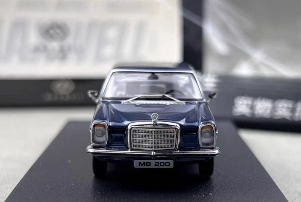 Maxwell Model 1:64-Mercedes-Benz 200 W114-Blue MW640032