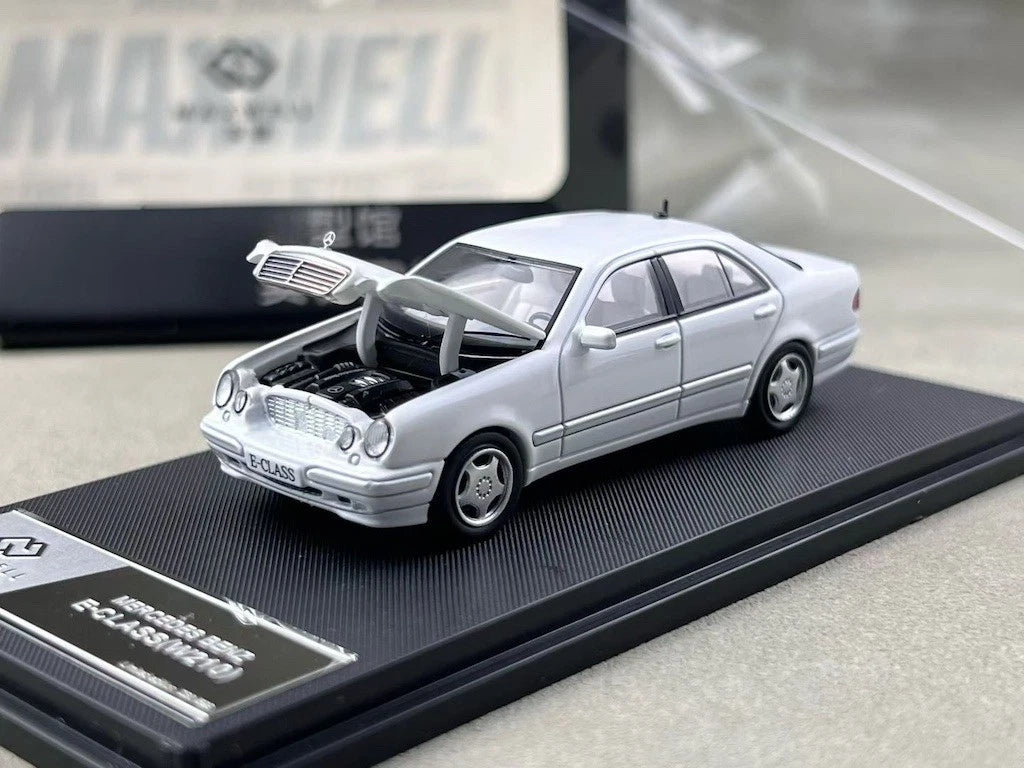 Maxwell Model 1:64-Mercedes-Benz E320 w210 White  MW640036